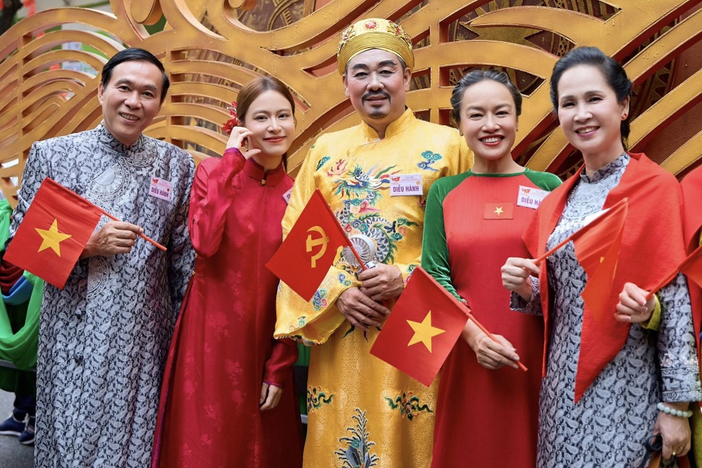 Hoàng Thùy Linh: Tôi bật khóc khi được thông báo tham gia đoàn diễu hành - 2 Hoàng Thùy Linh: Tôi bật khóc khi được thông báo tham gia đoàn diễu hành - 2