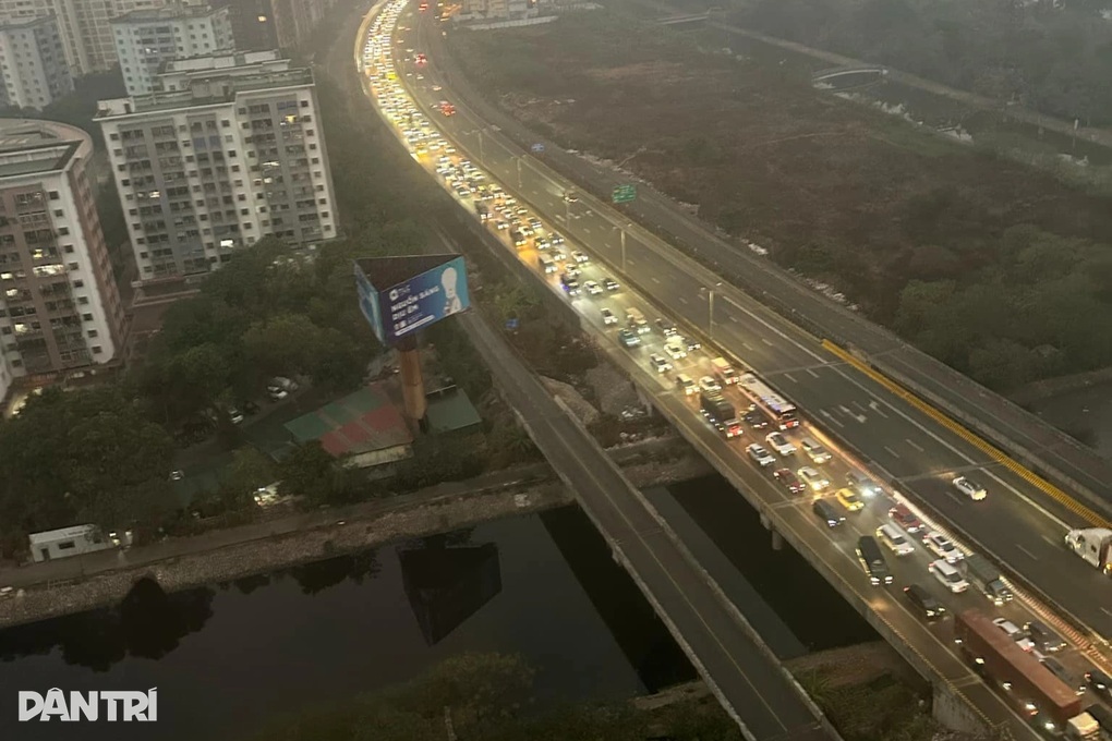 Ám ảnh tắc đường Hà Nội: Về quê lúc 1h, trèo cổng vào nhà vì bố mẹ ngủ say - 4 Ám ảnh tắc đường Hà Nội: Về quê lúc 1h, trèo cổng vào nhà vì bố mẹ ngủ say - 4