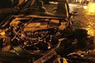 Hà Nội: Một ôtô nát bét sau cú đâm liên hoàn