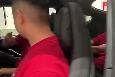 Video cho thấy 6 người lớn cao trên 1m8 ngồi vừa trong chiếc Model Y L