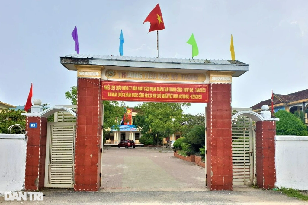 Học sinh lớp 1 phải đóng tiền bàn ghế, bảng, rèm cửa - 1 Học sinh lớp 1 phải đóng tiền bàn ghế, bảng, rèm cửa - 1