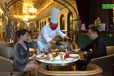 Cận cảnh món thịt bò dát vàng gây sốt thực khách Hà Nội