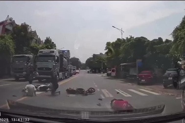 Một bên cắt cua, một bên chạy lấn làn để vượt, hai xe máy lao vào nhau