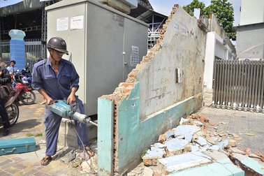 "Cuộc chiến" giành vỉa hè: Phá tường trước cơ quan đại diện Bộ Công Thương