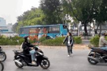 Người Hà Nội bất ngờ khi bị xử phạt vì sang đường "tùy tiện"