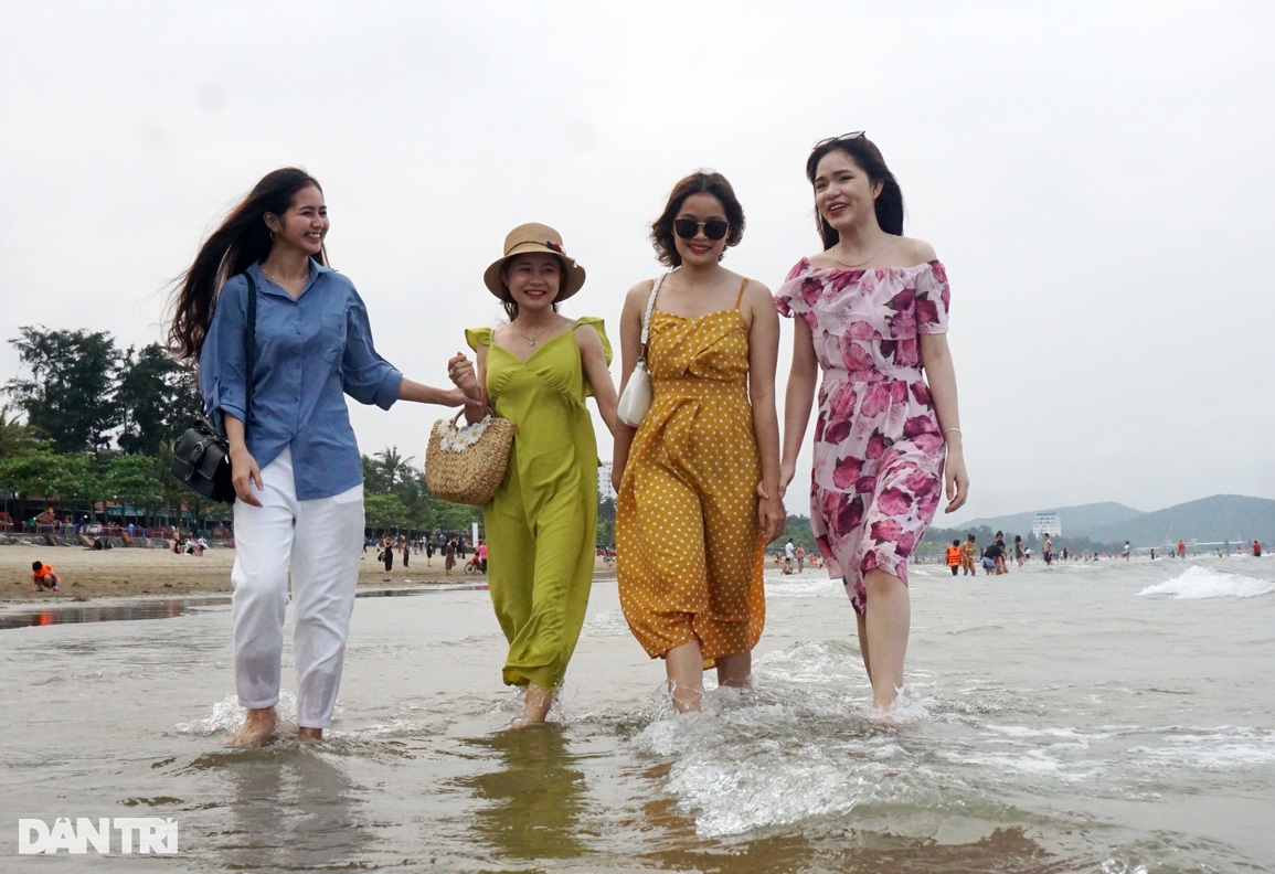Hơn 6 vạn du khách đến Cửa Lò trong 3 ngày đầu mở biển - 2 Hơn 6 vạn du khách đến Cửa Lò trong 3 ngày đầu mở biển - 2