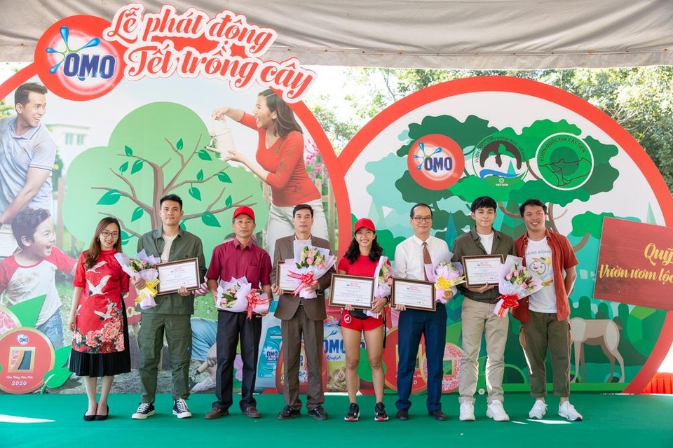 Jun Phạm đồng hành cùng “Quỹ OMO Vườn ươm lộc quý” đầu tiên tại Việt Nam - 3 Jun Phạm đồng hành cùng “Quỹ OMO Vườn ươm lộc quý” đầu tiên tại Việt Nam - 3
