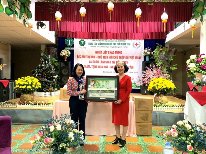 Bà Nguyễn Thị Bạch Tuyết tặng quà lưu niệm cho Chủ tịch Hội Chữ thập đỏ Việt Nam Bùi Thị Hòa.