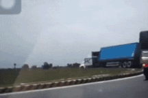 Thót tim khoảnh khắc xe container lật ngang, đè trúng xe máy