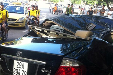 Cận cảnh xế hộp Camry Grande V6 bẹp dúm sau tai nạn