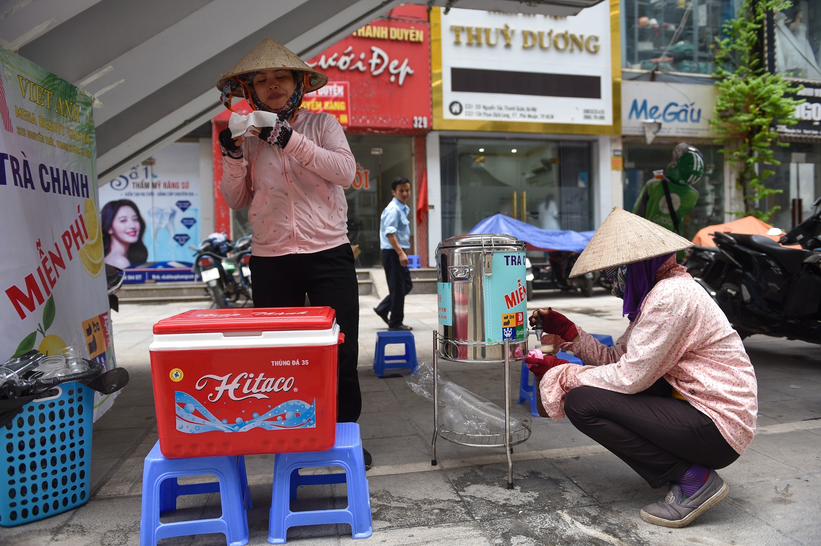Hà Nội: Mát lòng trà chanh đá miễn phí giữa ngày nắng đỉnh điểm - 2 Hà Nội: Mát lòng trà chanh đá miễn phí giữa ngày nắng đỉnh điểm - 2