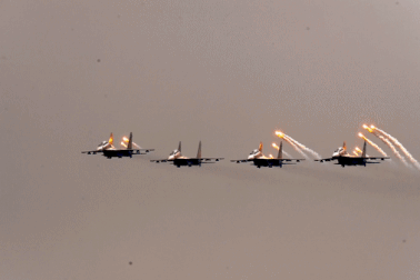 Người dân Hà Nội đổ xô lên đê Long Biên xem Su-30MK2 biểu diễn