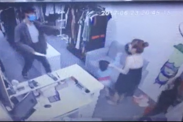 3 mẹ con quỳ lạy xin tên cướp tha mạng