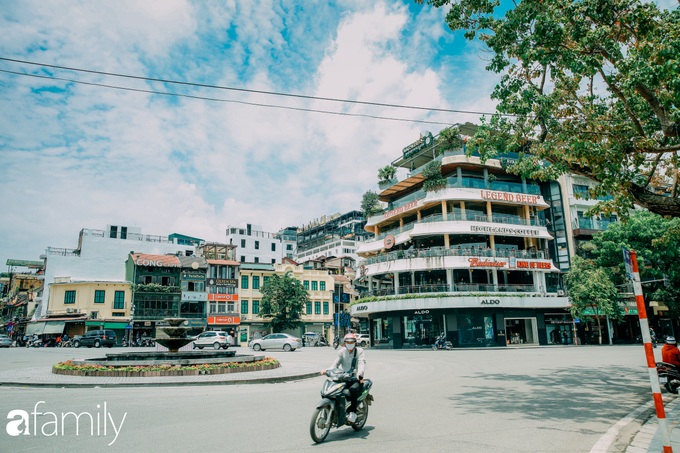 Hồ Hoàn Kiếm ngày cuối tuần bình yên, cuộc sống chậm lại khiến cho nhiều người chợt nhận ra nơi đây có nhiều thứ đẹp mà ngày thường chẳng hề hay biết - Ảnh 1.