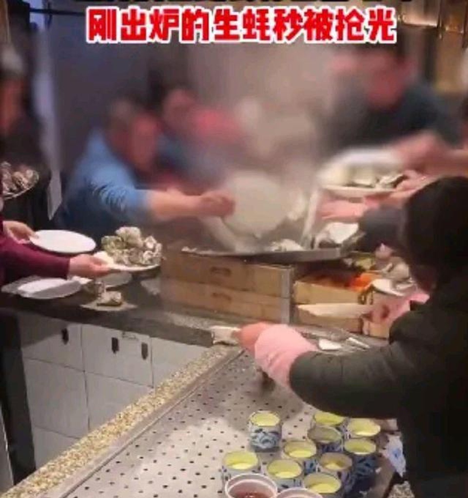 Choáng với cảnh khách Trung Quốc tranh giành đồ ăn buffet như đánh trận - 4 Choáng với cảnh khách Trung Quốc tranh giành đồ ăn buffet như đánh trận - 4