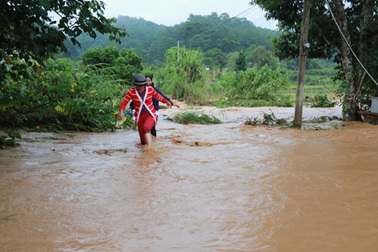 Mưa lớn, nhiều ngôi nhà ở Đà Lạt ngập sâu trong nước