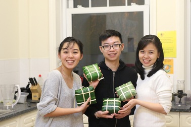 Du học sinh Việt chờ đón giao thừa cùng chiếc bánh chưng đầu tay