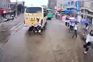 Nữ sinh suýt chết vì bị khuất tầm nhìn khi qua đường