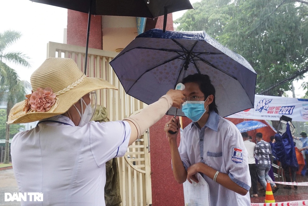 Nghệ An: Thí sinh đội mưa tầm tã đi thi - 6 Nghệ An: Thí sinh đội mưa tầm tã đi thi - 6