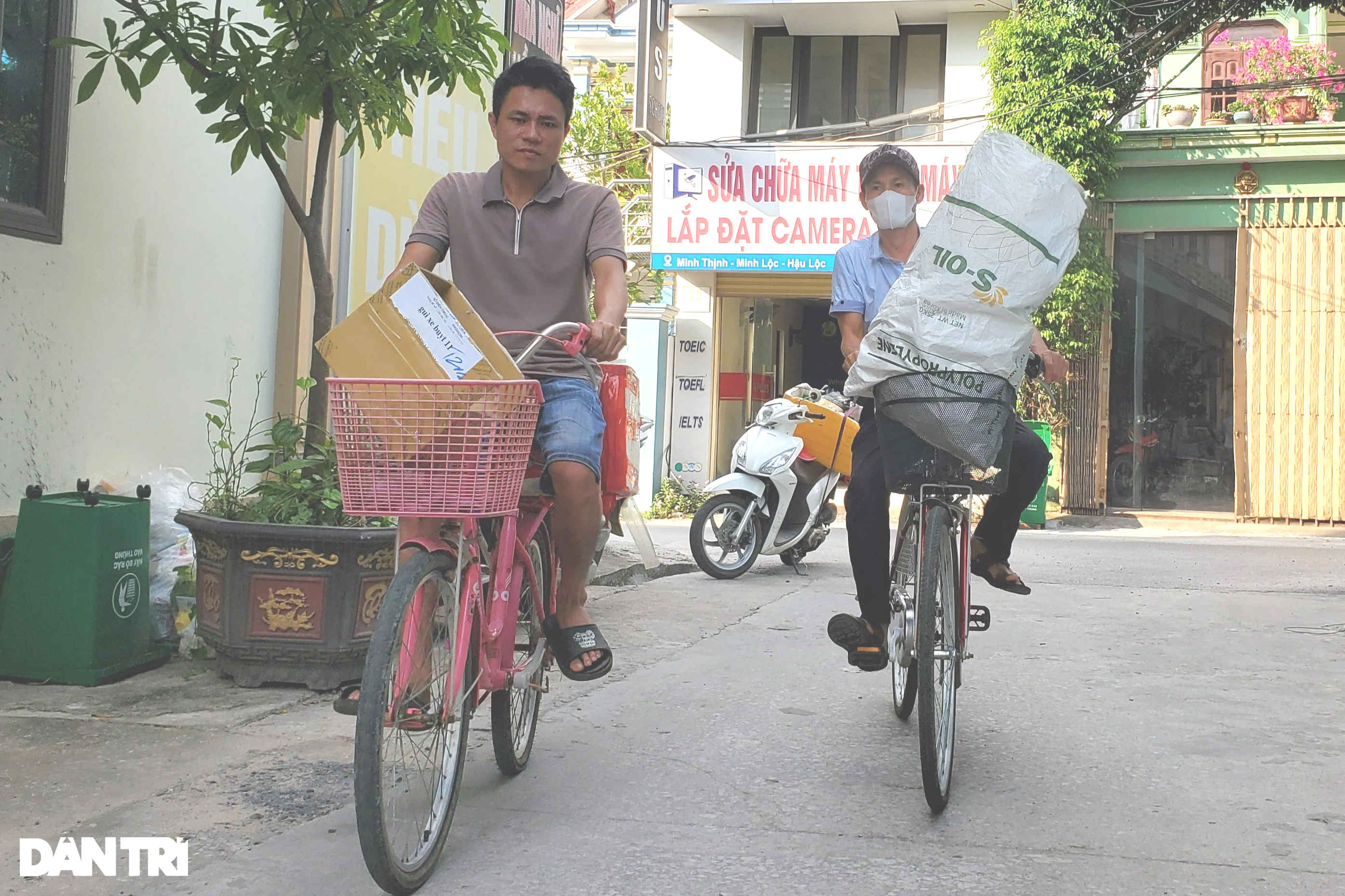 Hai người đàn ông khá giả đi nhặt ve chai, ít ai ngờ về mục đích