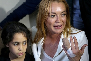 Lindsay Lohan tươi rói đi từ thiện sau tai nạn đứt nửa ngón tay