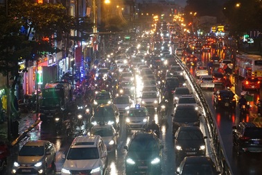 Người dân đổ ra bến xe về nghỉ Tết, đường phố Hà Nội ùn tắc trong mưa