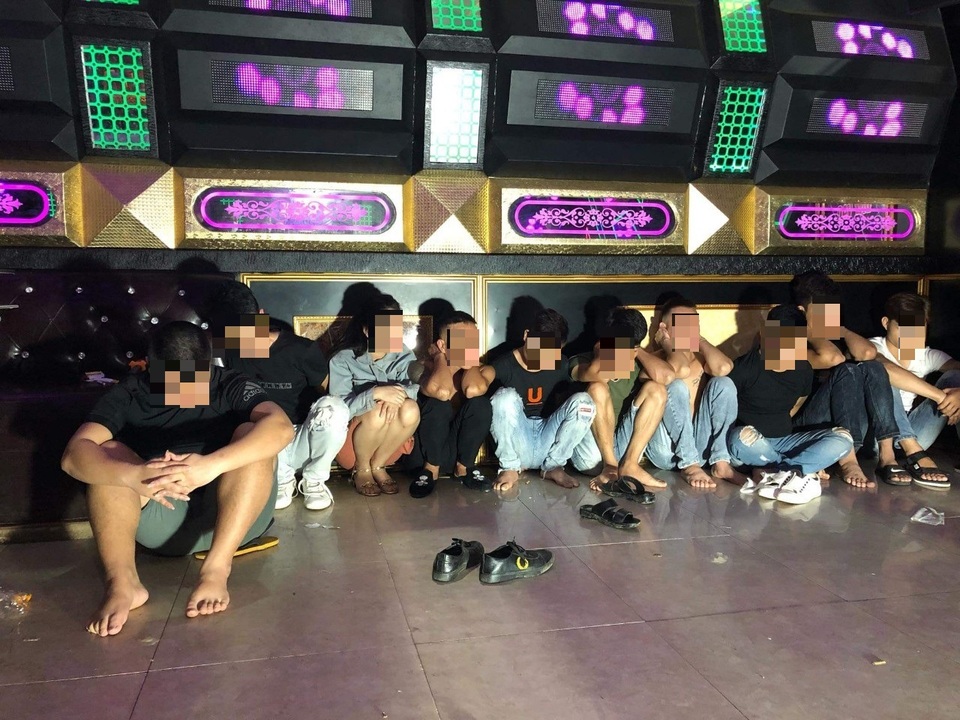 Nhóm thanh niên mở tiệc ma túy mừng sinh nhật tại quán karaoke - 1 Nhóm thanh niên mở tiệc ma túy mừng sinh nhật tại quán karaoke - 1