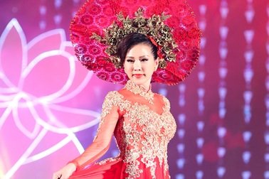 Hoa hậu Thu Hoài duyên dáng trình diễn áo dài