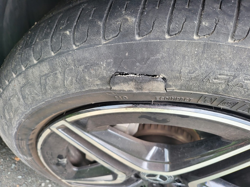 Ô tô con bị chém rách lốp vì đâm phải khúc gỗ rơi trên đường cao tốc - 1 Ô tô con bị chém rách lốp vì đâm phải khúc gỗ rơi trên đường cao tốc - 1