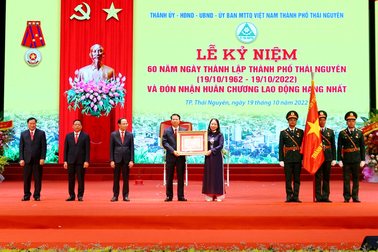 TP Thái Nguyên đón nhận Huân chương Lao động hạng Nhất