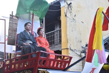 Hàng ngàn người dân và du khách “tiễn” Công nữ Ngọc Hoa về nhà chồng