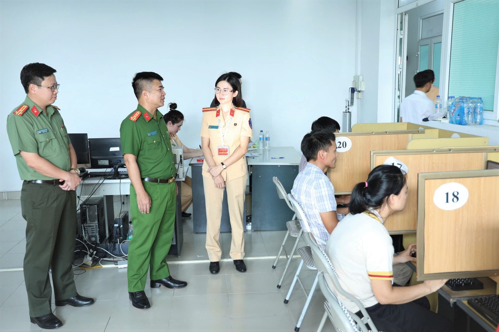 Sau 120 phút thi sát hạch, thí sinh đạt yêu cầu đủ điều kiện lái xe - 1 Sau 120 phút thi sát hạch, thí sinh đạt yêu cầu đủ điều kiện lái xe - 1