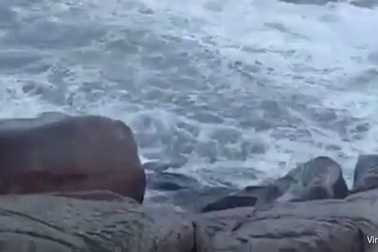 Mải chụp hình selfie, du khách bị sóng cuốn trôi ra biển và tử vong