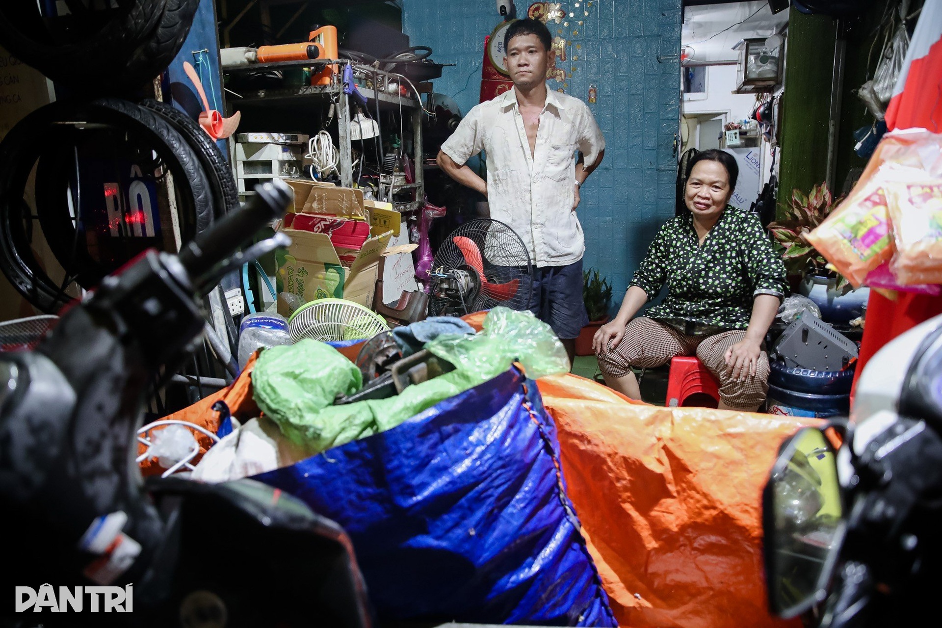 Mưa như trút nước, người dân TPHCM bì bõm về nhà trong đêm - 7 Mưa như trút nước, người dân TPHCM bì bõm về nhà trong đêm - 7