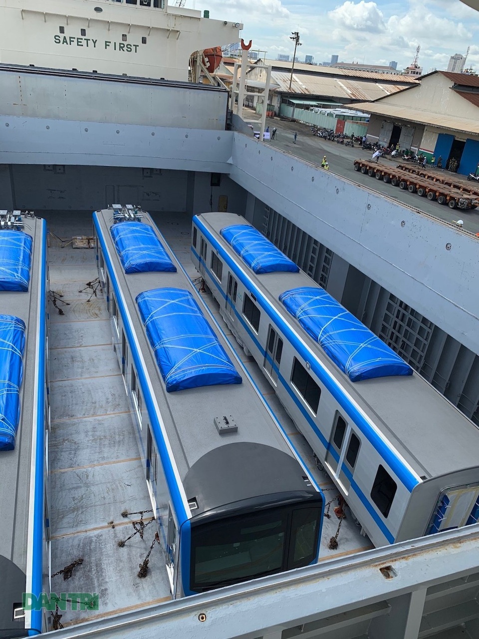 Cận cảnh đoàn tàu metro số 1 vừa cập cảng ở Sài Gòn - 6 Cận cảnh đoàn tàu metro số 1 vừa cập cảng ở Sài Gòn - 6