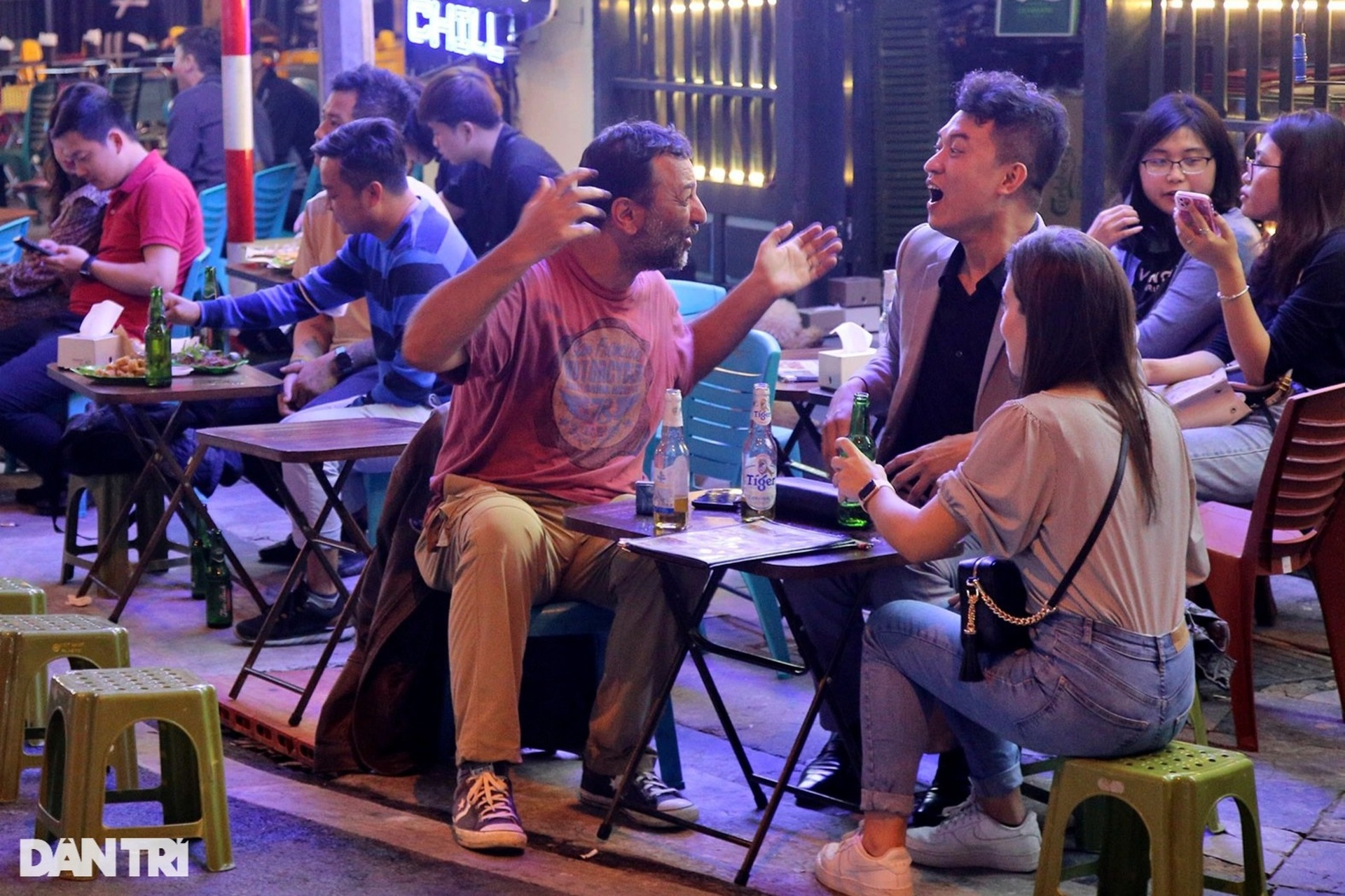 Đường phố, công viên, hàng quán ở Hà Nội đông nghịt thời hậu Covid - 18 Đường phố, công viên, hàng quán ở Hà Nội đông nghịt thời hậu Covid - 18