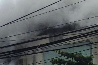 Lửa ngùn ngụt bốc cao trong cơn mưa lớn