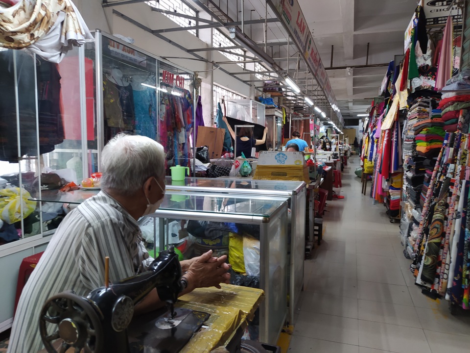Dịch vụ may áo dài “nóng” ở Đà Nẵng vắng khách vì corona - 2 Dịch vụ may áo dài “nóng” ở Đà Nẵng vắng khách vì corona - 2