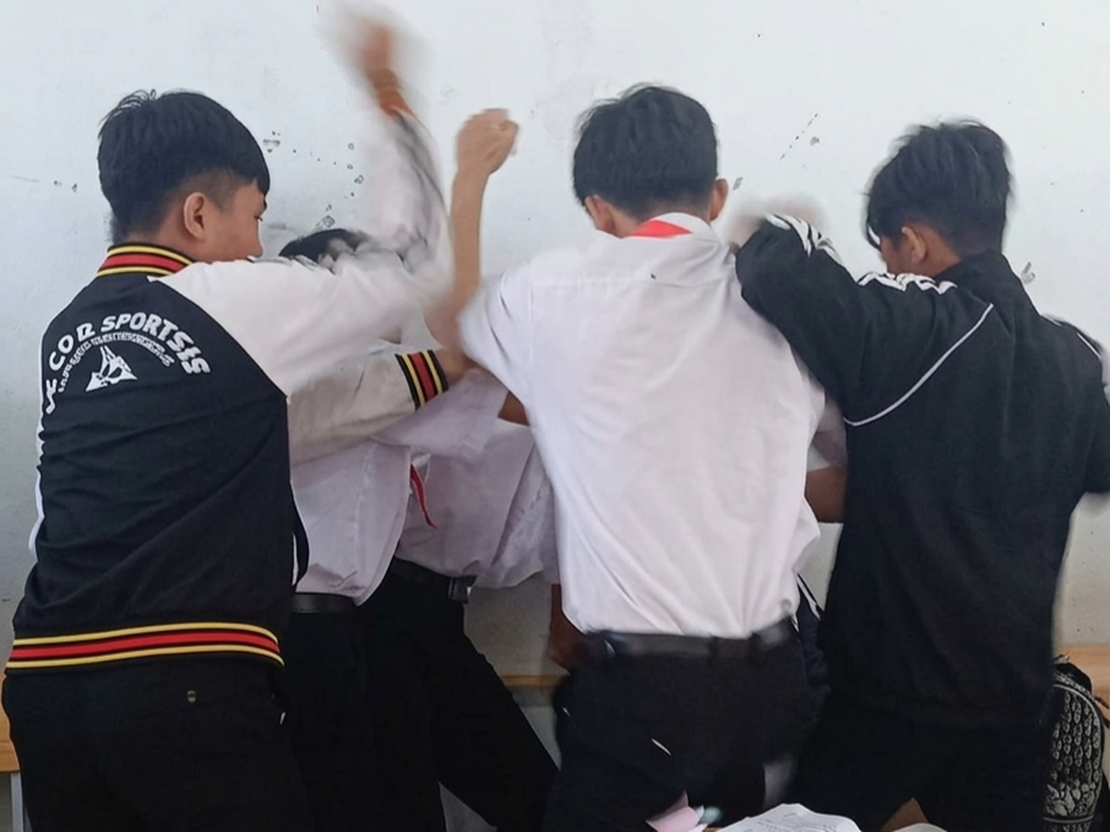 Học sinh lớp 8 ở Lâm Đồng bị bạn đánh hội đồng  - 1