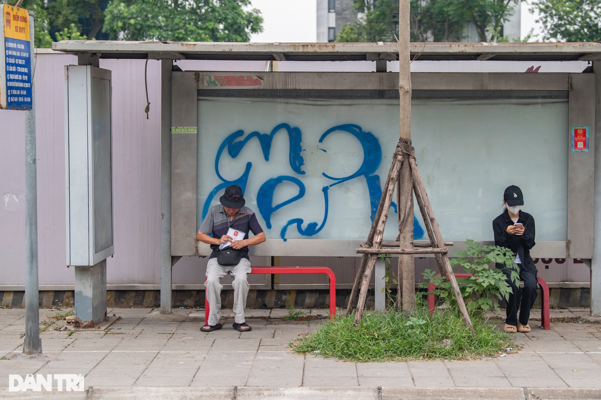 Tường và cửa cuốn nhà dân trên nhiều tuyến phố Hà Nội bị vẽ bậy  - 4