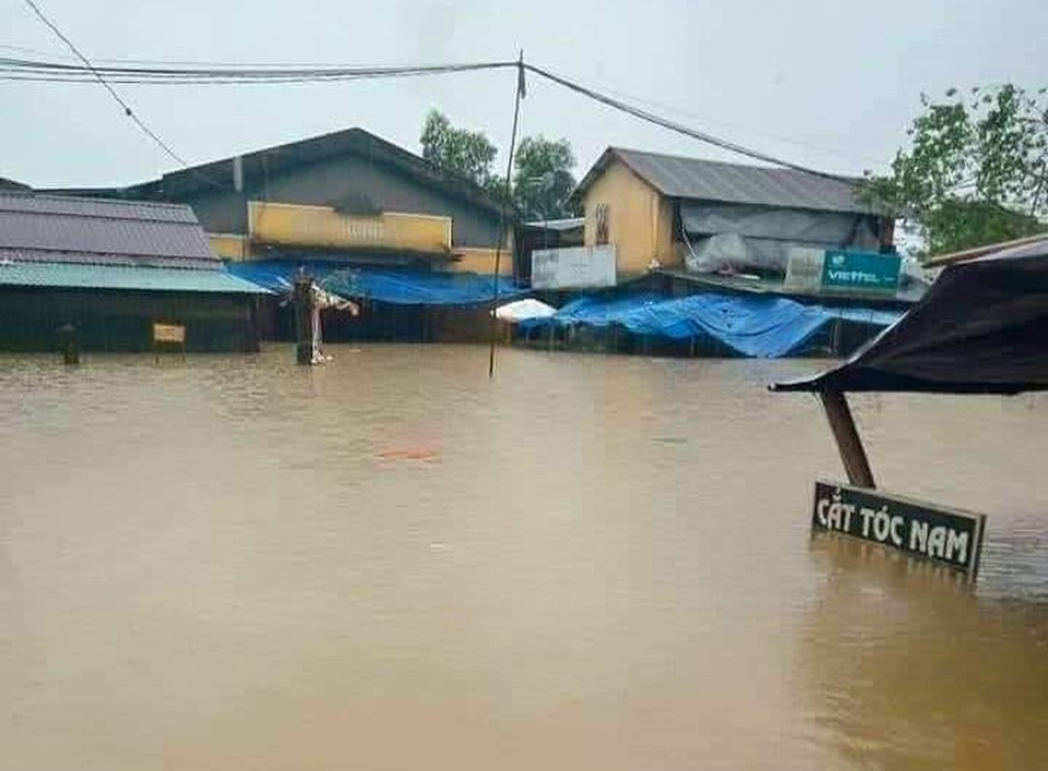 Người dân trú trên gác mái, cho lợn lên giường tránh lũ - 5 Người dân trú trên gác mái, cho lợn lên giường tránh lũ - 5