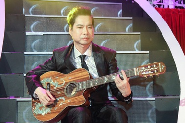 Ngọc Sơn vừa chơi guitar vừa hát “đập vỡ cây đàn”