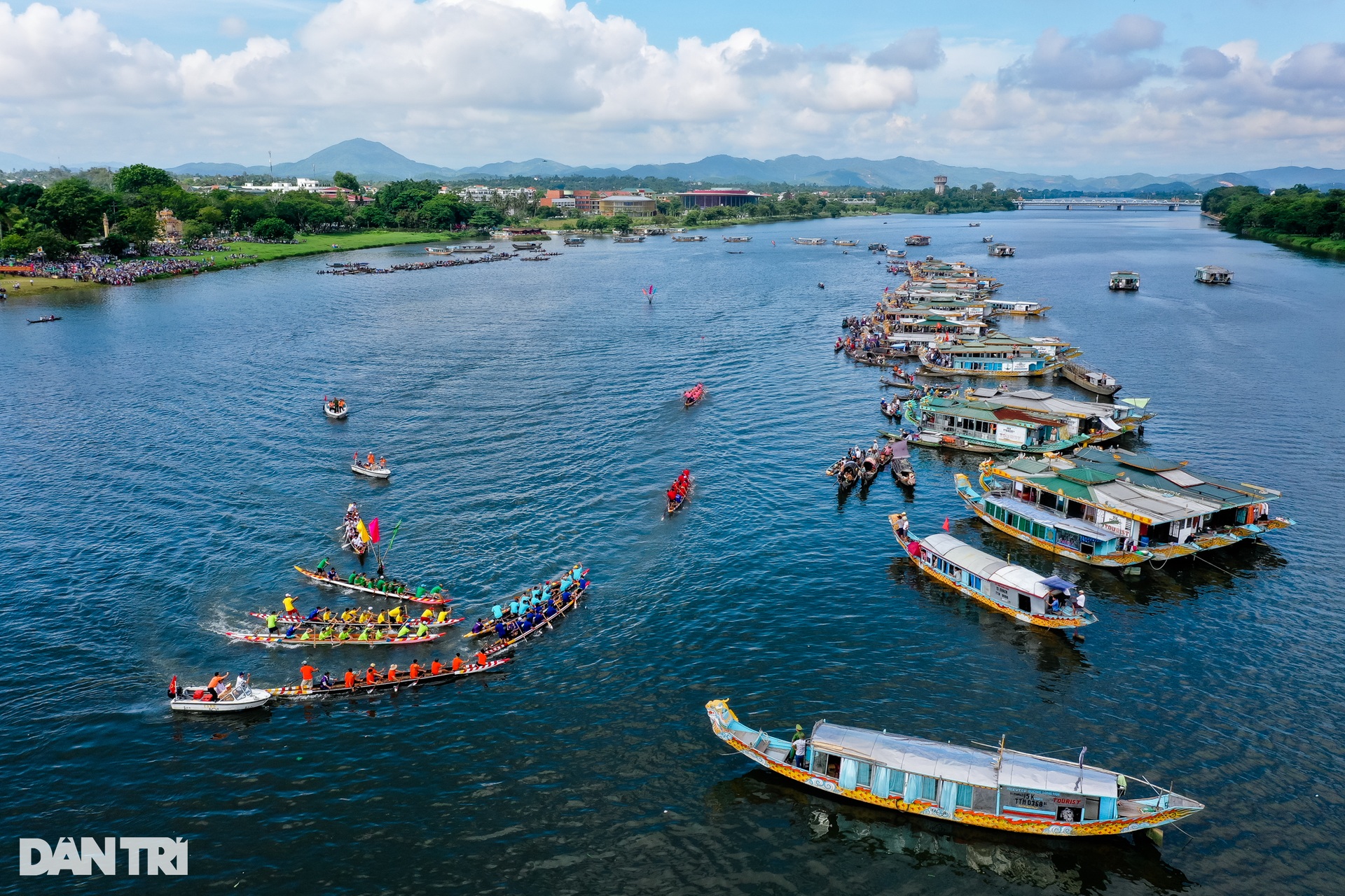 Nghẹt thở cảnh đua ghe truyền thống trên Sông Hương - 7 Nghẹt thở cảnh đua ghe truyền thống trên Sông Hương - 7