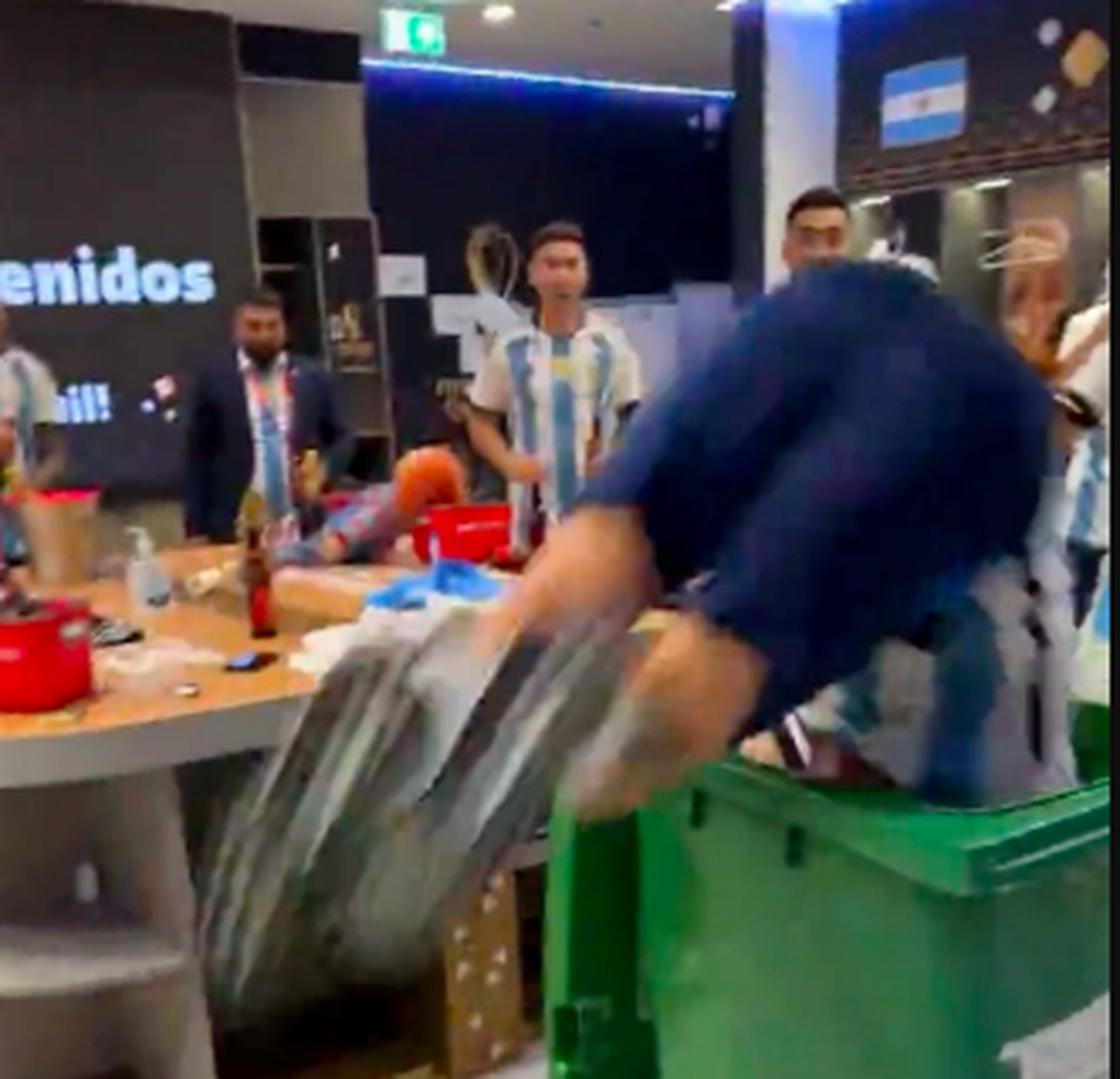 Messi quậy tưng bừng trong phòng thay đồ của đội tuyển Argentina - 1 Messi quậy tưng bừng trong phòng thay đồ của đội tuyển Argentina - 1
