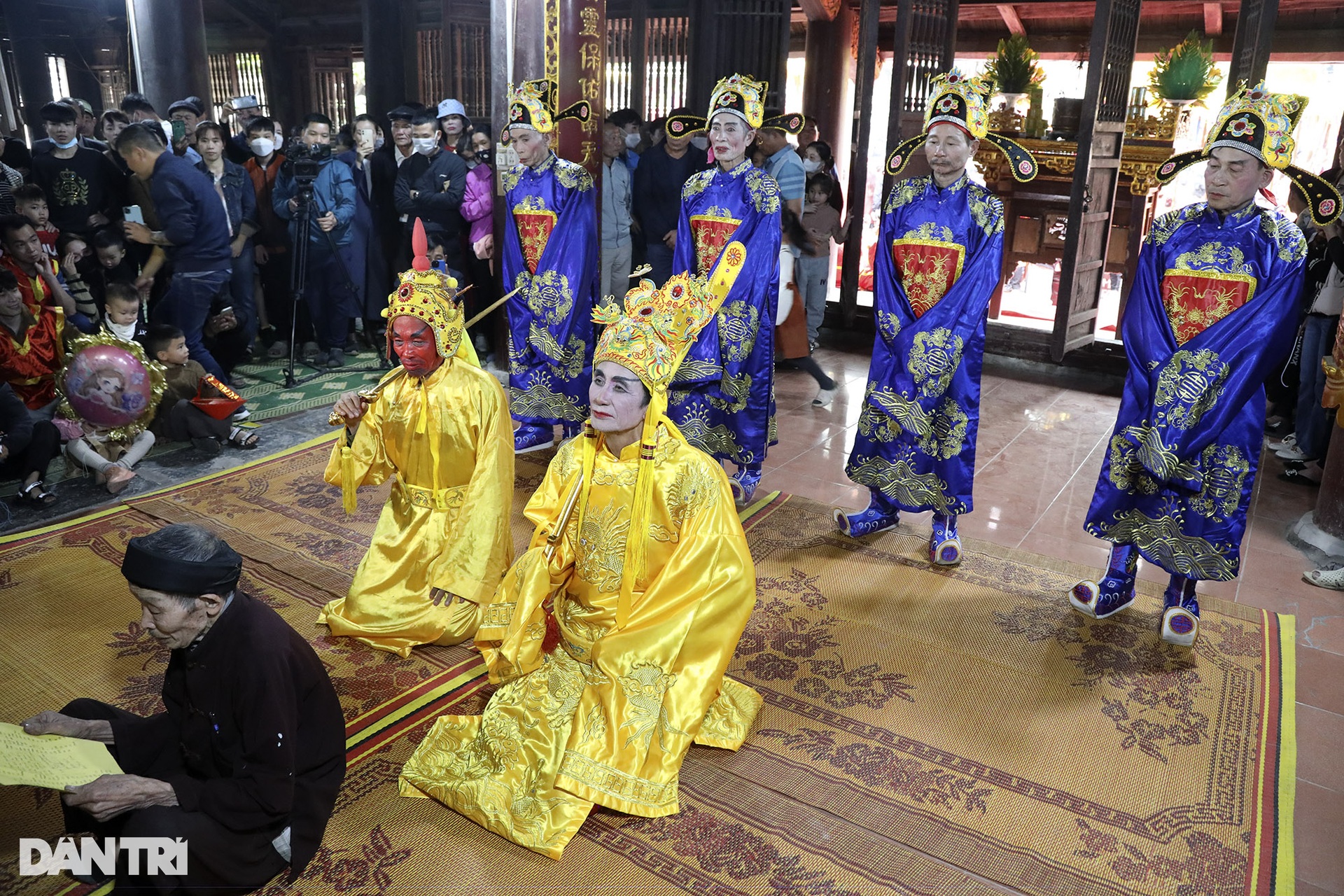 Tái hiện sinh động vua, chúa, quan tứ trụ về bái yết trong lễ hội ở Hà Nội - 15 Tái hiện sinh động vua, chúa, quan tứ trụ về bái yết trong lễ hội ở Hà Nội - 15