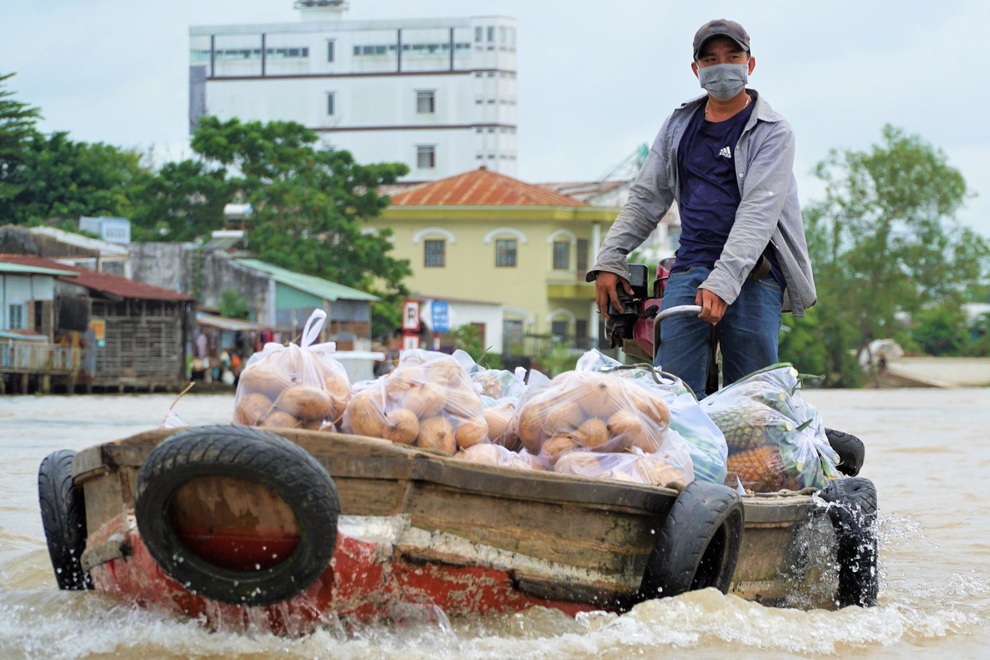Lái đò chợ nổi chật vật mưu sinh trong mùa dịch - 3 Lái đò chợ nổi chật vật mưu sinh trong mùa dịch - 3