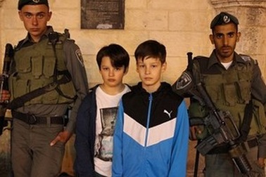 Cha đưa con đến vùng chiến sự để “cai” game bạo lực