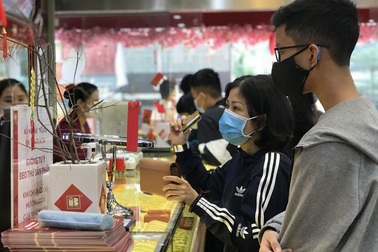 Mong con thi đỗ, buôn bán gặp may: Khách "đốt" tiền vào ngày vía Thần tài