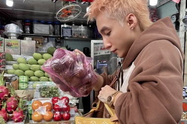 Sơn Tùng M-TP dùng túi gần 300 triệu đồng để đựng trái cây mua ở chợ