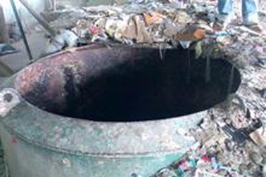 Một nữ công nhân bị quay đứt đầu khi làm việc